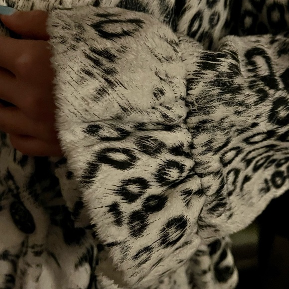 GORGEOUS IC Collection SNOW LEOPARD PEPLUM JACKET w/ Wired Collar - Picture 6 of 6